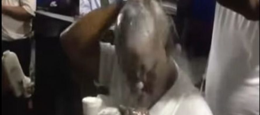 Pastor "lava" pecados de congregación con agua y detergente (Video)