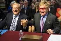 Pastor Rick Warren tomado de la mano con el cantante gay Elton John