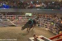 Pastor organiza rodeo dentro de iglesia para atraer gente (Video)