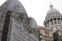 Gobernadora de Oklahoma niega retirar monumento a los Diez Mandamientos