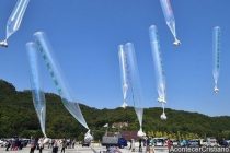 Envían Biblias en globos para cristianos de Corea del Norte