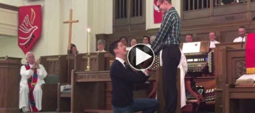 Apostasia: Iglesia Metodista ovaciona de pie propuesta de matrimonio gay