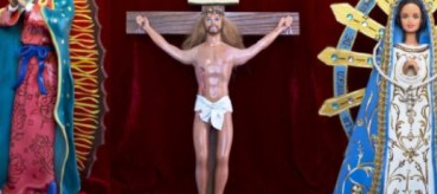 Barbie de la Virgen María y un Ken de un Jesús crucificado causa controversia en Argentina