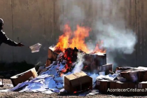 Estado Islámico quema cientos de libros cristianos (Video)