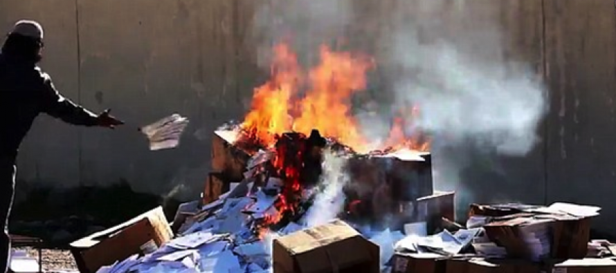 Estado Islámico quema cientos de libros cristianos (Video)