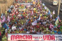 Miles de personas marchan en defensa de la vida y contra el aborto en Perú