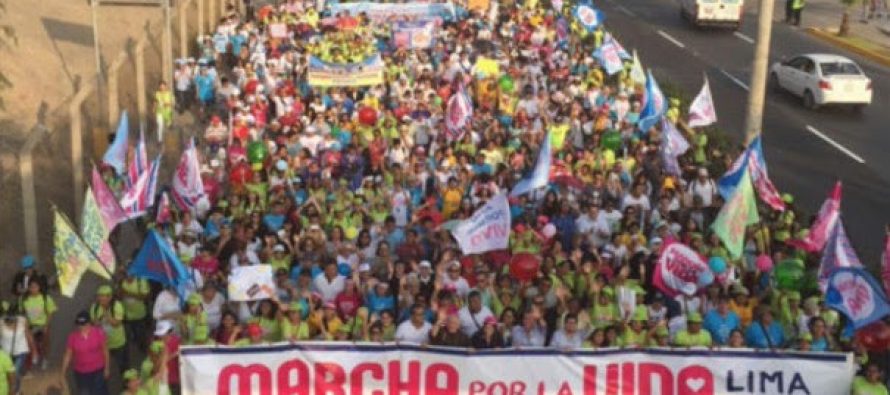 Miles de personas marchan en defensa de la vida y contra el aborto en Perú