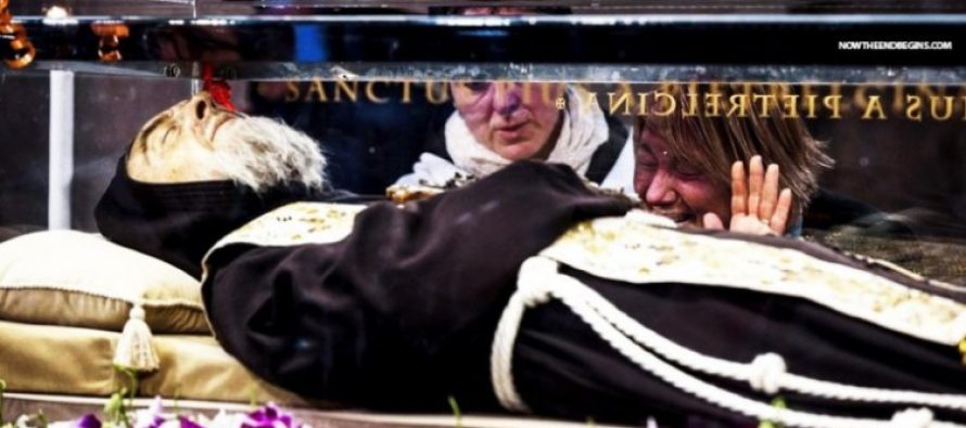 Paganismo Católico: Francisco aprueba adoración del cadáver del padre Pío muerto 1968