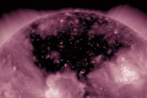 La Nasa graba una enorme zona oscura en la corona del Sol