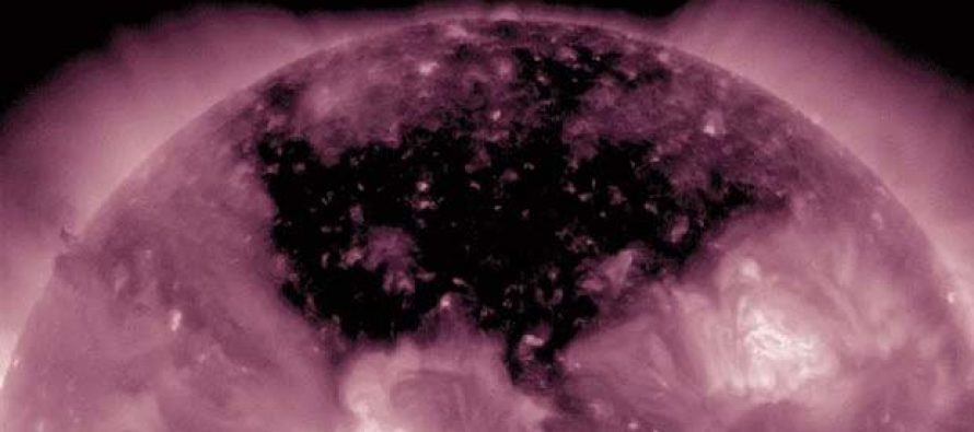 La Nasa graba una enorme zona oscura en la corona del Sol