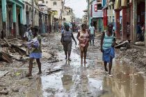El huracán Matthew mata aproximadamente 877 haitianos y deja desamparados a otros 350.000