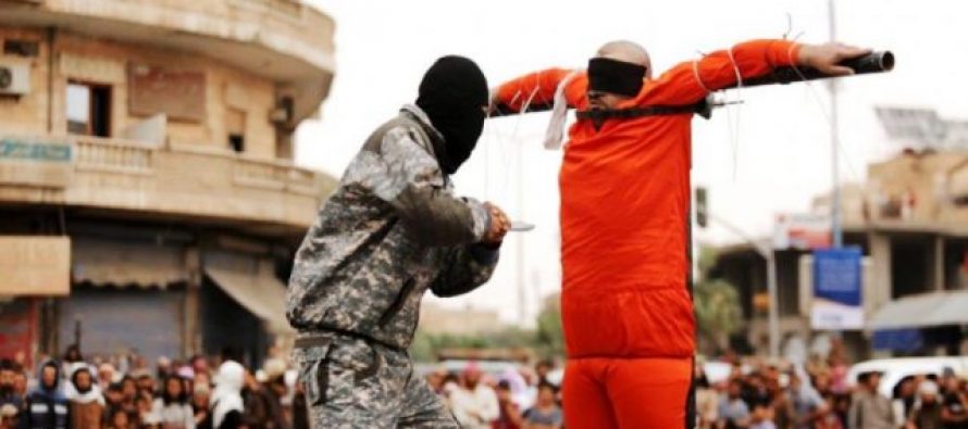 El Estado Islámico está crucificando a cristianos declarando: “Si amas a Jesús, morirás como él”