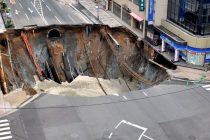 Una calle de cinco carriles en Japón fue tragada por un socavón gigante