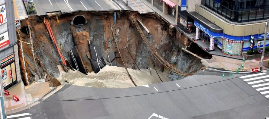 Una calle de cinco carriles en Japón fue tragada por un socavón gigante
