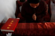 Portar la literatura cristiana es ahora un crimen en China