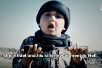 Publican un escalofriante video en el que un niño de 6 años ayuda a decapitar a presioneros del EI