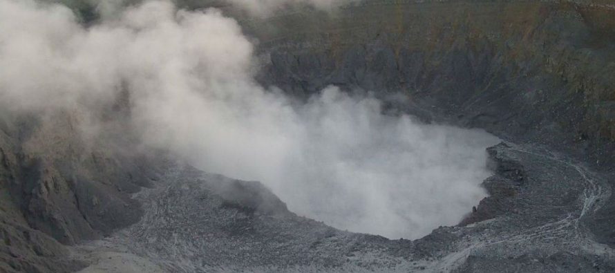 Costa Rica sigue en alerta por las erupciones del volcán Poás