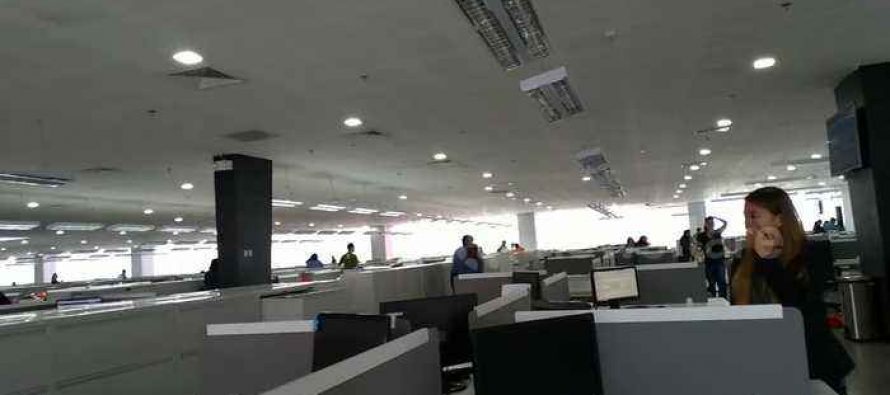 Pánico en oficina durante sismo que causó seis muertos en Filipinas. Video.