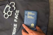 Una biblia salva la vida a policía que recibió disparo de calibre 9 milímetros