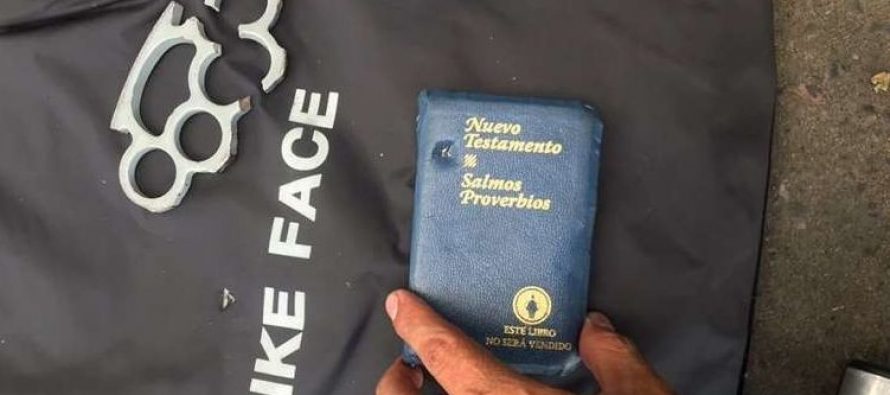 Una biblia salva la vida a policía que recibió disparo de calibre 9 milímetros