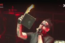 Marilyn Manson quema Biblia cantando y “burlándose de la Misma” frente a miles de personas.