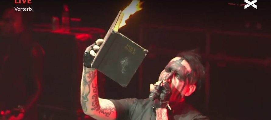 Marilyn Manson quema Biblia cantando y “burlándose de la Misma” frente a miles de personas.