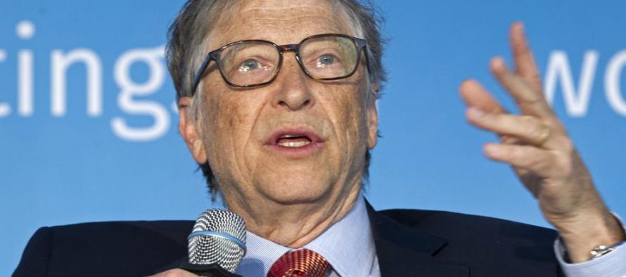 El presidente de una universidad española denuncia que Bill Gates quiere controlarnos con un chip cuando haya vacuna