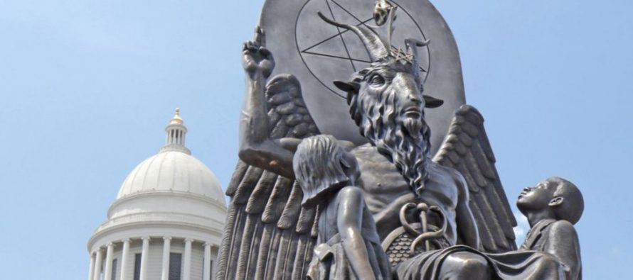 Templo satánico en EE.UU crea programa de becas llamado abogado del diablo