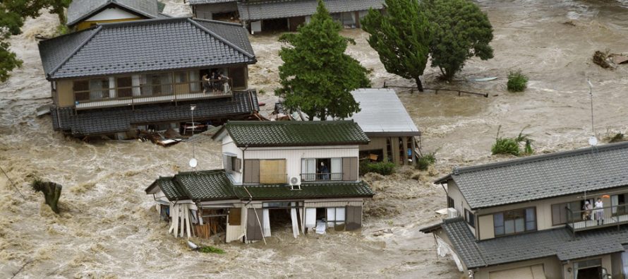 Lluvias e inundaciones dejan cientos de muertos en China y Japón