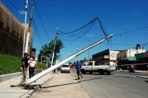 Fue la mano de Dios, mujer se salva de morir aplastada por poste mientras oraba