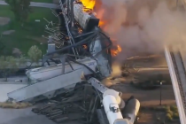 Puente se derrumba en Arizona mientras los socorristas luchan contra un gran incendio de un tren descarrilado (VIDEOS)