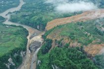 (Video) Miles de evacuados por deslizamiento de tierra que bloquea el río, en Hubei . China