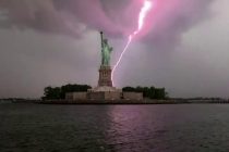 Un rayo impacta contra la Estatua de la Libertad durante una tormenta en Nueva York