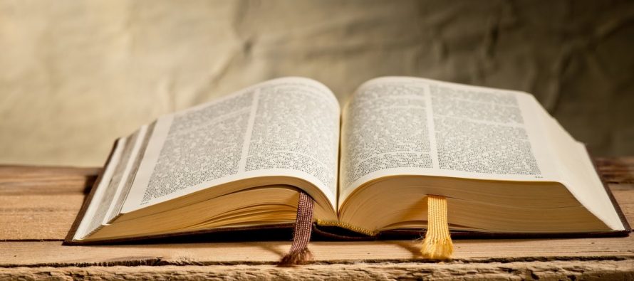 Delincuente muere al incendiar una iglesia pero una Biblia fue hallada intacta por los bomberos