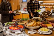 Restaurante en EE.UU. ofrece comida gratis en medio de la escasez nacional de dinero en efectivo
