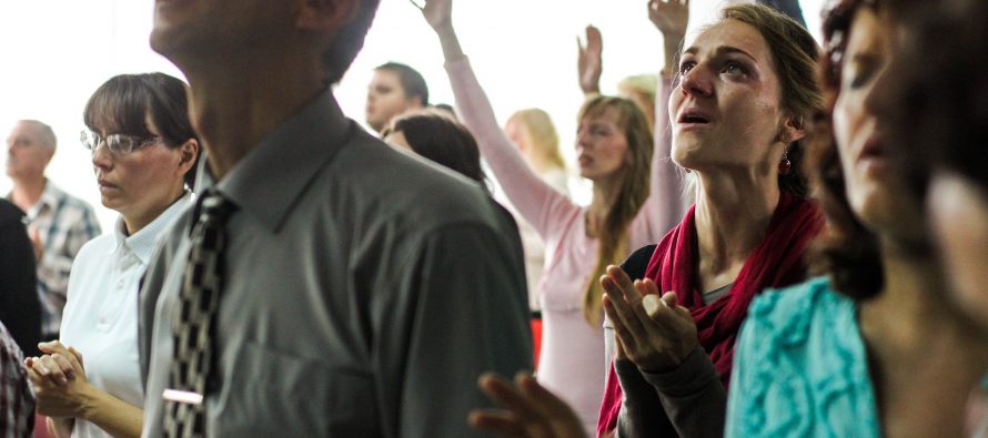 Clientes de un supermercado en EE.UU levantan adoración espontánea para Dios dentro del lugar