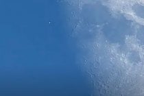 (Video) Imágenes muestran un objeto misterioso atravesando por la cara de la luna.
