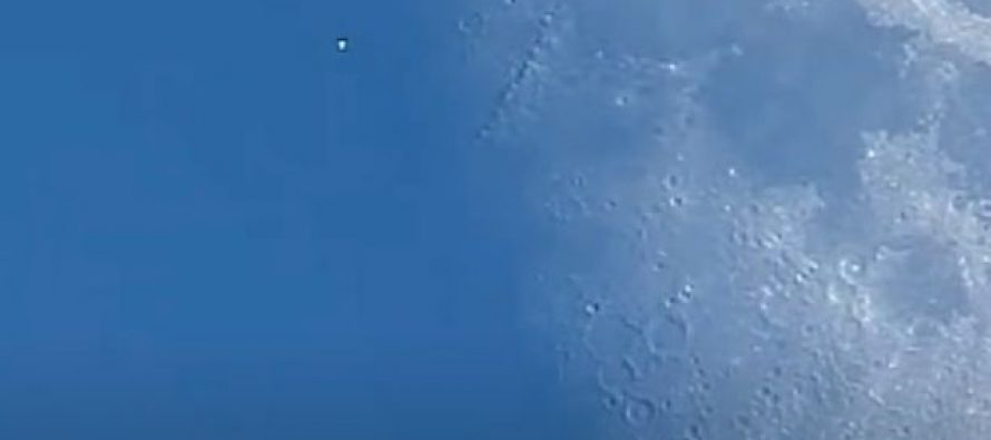 (Video) Imágenes muestran un objeto misterioso atravesando por la cara de la luna.
