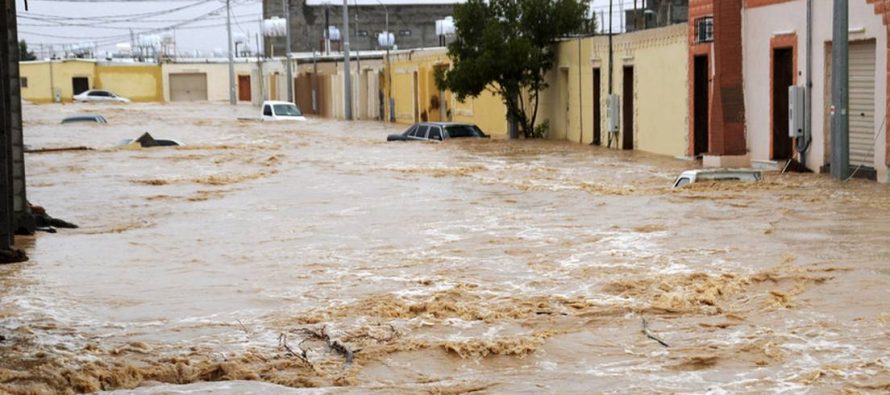 Fuertes lluvias generan severas inundaciones en Arabia Saudita (Videos)