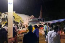 Avión se parte en dos al aterrizar en el aeropuerto de Kerala , reportan muertos y heridos .India – Videos