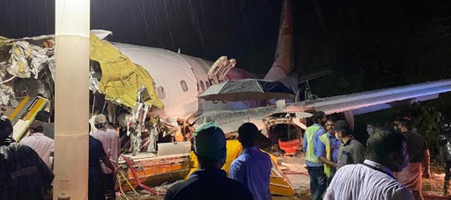 Avión se parte en dos al aterrizar en el aeropuerto de Kerala , reportan muertos y heridos .India – Videos