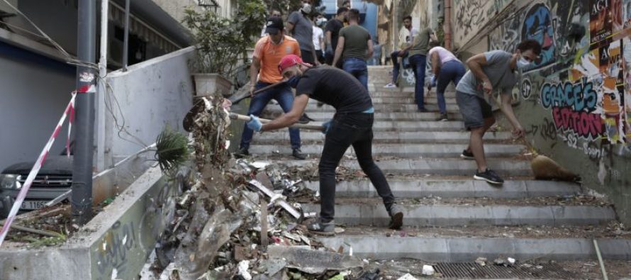 CONMOVEDOR: Habitantes del Líbano salen a limpiar las calles y a dar refugio a los afectados por la explosión