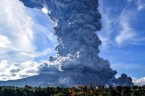 Volcán Sinabung de Indonesia entra en erupción; arroja enorme columna de ceniza