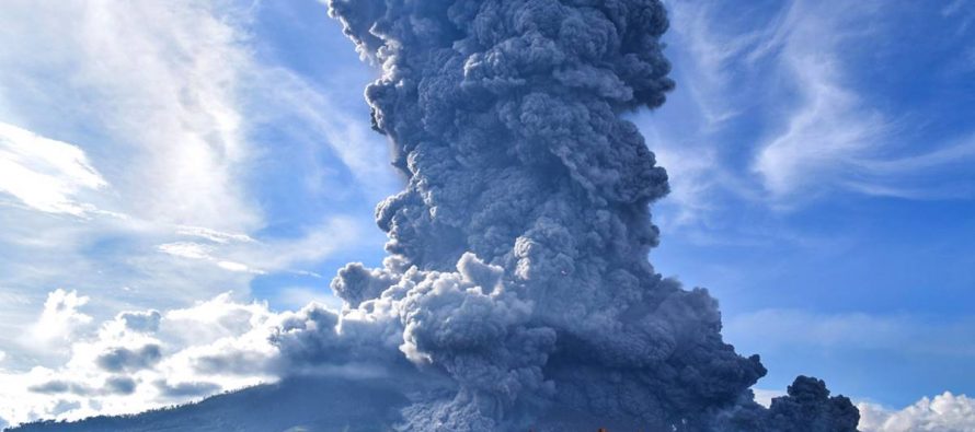 Volcán Sinabung de Indonesia entra en erupción; arroja enorme columna de ceniza
