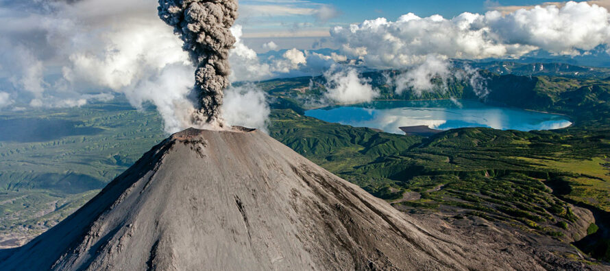 Entra en erupción el volcán Bezymianny en el Lejano Oriente de Rusia