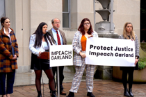 Los manifestantes exigen la destitución del Fiscal General Garland luego de una redada en la casa de un activista pro-vida WASHINGTON — Un grupo pro vida está pidiendo la destitución del fiscal general de los Estados Unidos, Merrick Garland, luego de una redada en la casa de un activista pro vida.