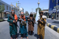 Talibanes azotan a 3 mujeres en público en estadio de fútbol en Afganistán