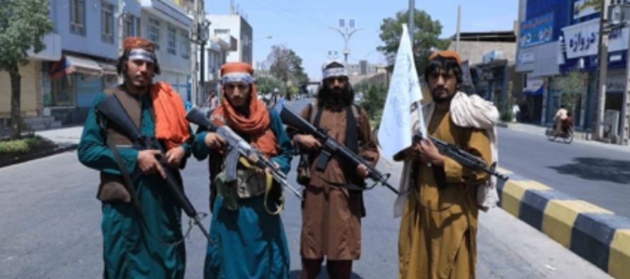 Talibanes azotan a 3 mujeres en público en estadio de fútbol en Afganistán