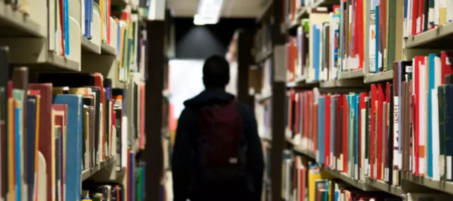 El distrito escolar de Michigan elimina los libros sexualmente explícitos después de la indignación de los padres