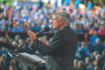 El evento de Franklin Graham rompe el récord de asistencia de la sede italiana; cientos toman decisiones por Cristo